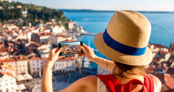 世界中を旅する女性のイメージ画像