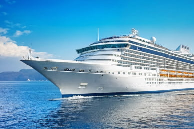 クルージング船が航海している画像