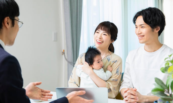 日本語でDVCリセールについて説明を受ける30代家族の画像