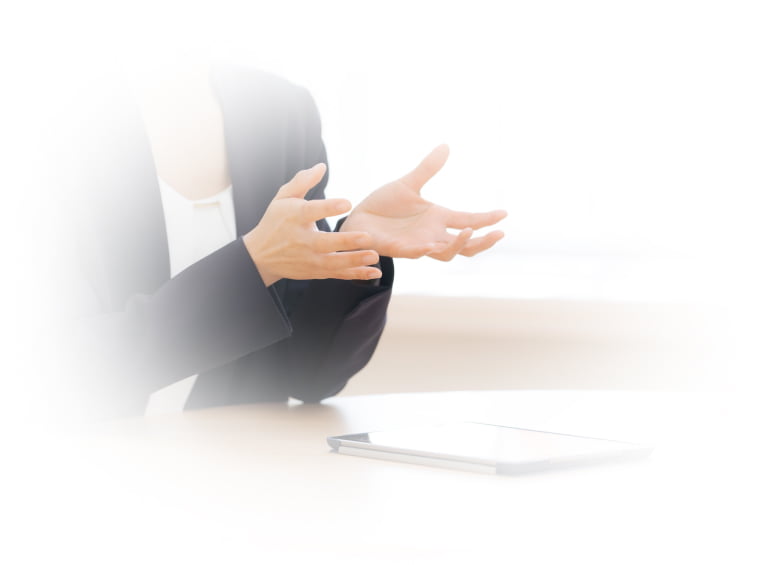 DVCリセールについて説明をしている女性のイメージ画像