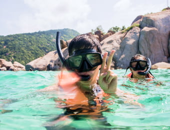 スノーケリングをする少年の写真