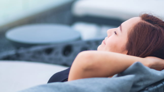 リゾートホテルでくつろぐ女性の写真