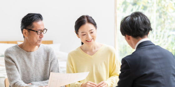 DVCリセールの手続きを行う夫婦のイメージ画像